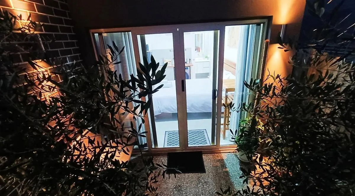 Deluxe Queen Studio New Holmview