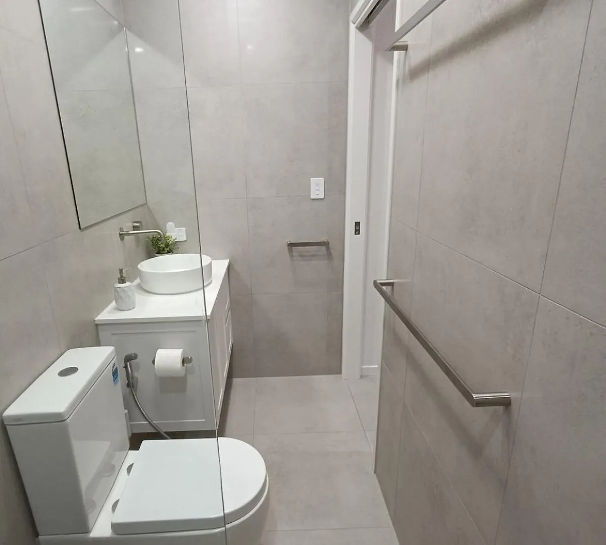 Deluxe Queen Studio New Holmview Apartment